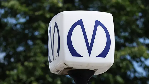 В Петербурге один из входов станции метро "Девяткино" затопило водой