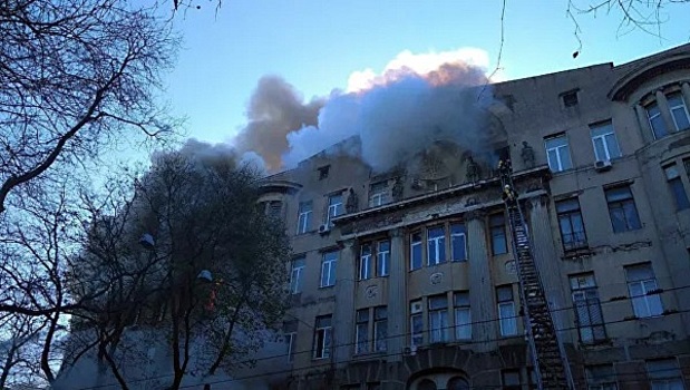 В Одессе при пожаре в колледже рухнула крыша