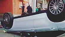 Автомобиль вывалился из торгового центра в Москве