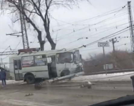 Маршрутка после столкновения с легковушкой повалила столб в Новокузнецке