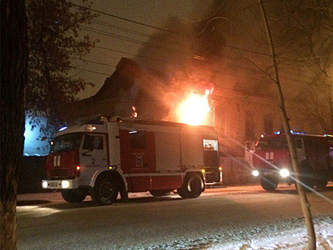 В Оренбурге на Комсомольской ночью горел нежилой дом