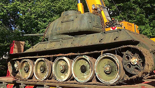 В Кургане пьяный водитель "Волги" протаранил танк Т-34