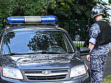 Росгвардеец с коллегами избил мужчину с голым торсом и попал на видео