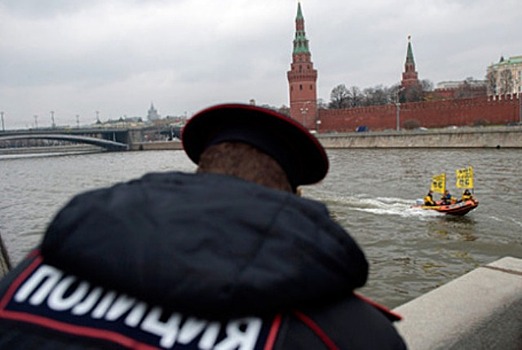 Нарушитель спрятался от полиции в Москве-реке