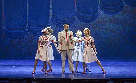 Советские хиты, The Beatles и истории Швыдкого - в Театре мюзикла «Жизнь прекрасна!»
