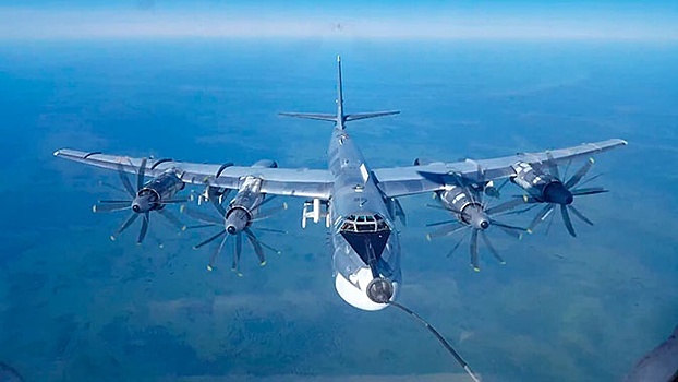 Дозаправка Ту-95МС на высоте 6 000 метров: кадры полетов стратегических ракетоносцев в Амурской области