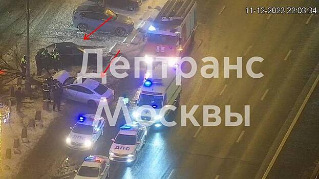 В центре Москвы автомобиль врезался в припаркованное авто