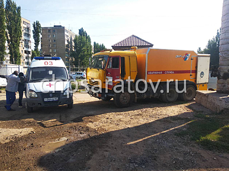 В Энгельсе мужчина провалился в люк