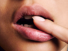 Лайфхак: зачем наносить крем для век на губы?