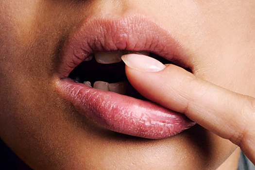 Лайфхак: зачем наносить крем для век на губы?