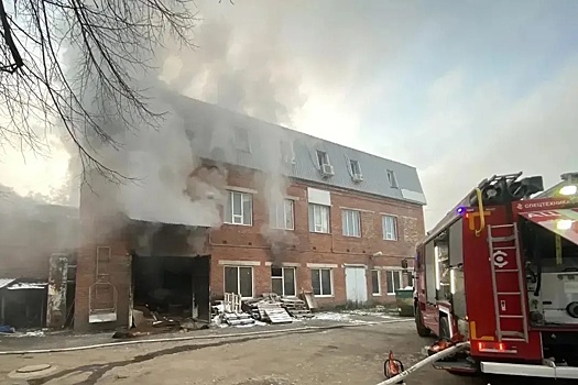 В центре Краснодара тушат крупный пожар в мебельном цеху