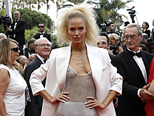 Модель Саша Лусс появилась на Каннском фестивале в прозрачном платье