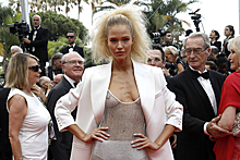 Модель Саша Лусс появилась на Каннском фестивале в прозрачном платье