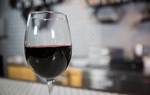 Развеян миф о пользе одного бокала вина в день