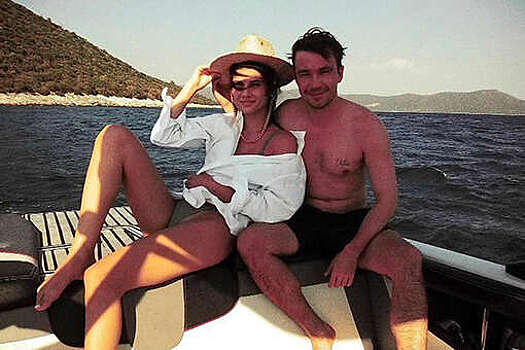 Актер Александр Петров покатался с женой Викторией Антоновой на яхте