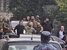 Толпа спецназа вывела в наручниках желавшего союза с Россией мэра Гюмри и попала на видео