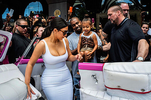 Модель Карадшьян заявила, что вышла без дочери из отеля, чтобы показать наряд