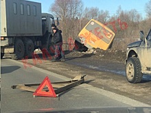 Школьный автобус улетел в кювет
