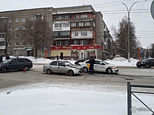 Столкновение такси и легковушки затруднило движение в Кемерове