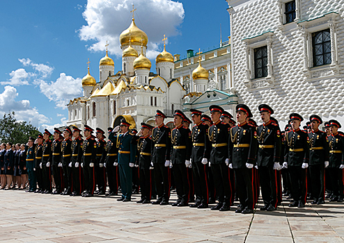 Более 200 выпускников московских военных училищ получили аттестаты на Соборной площади Кремля
