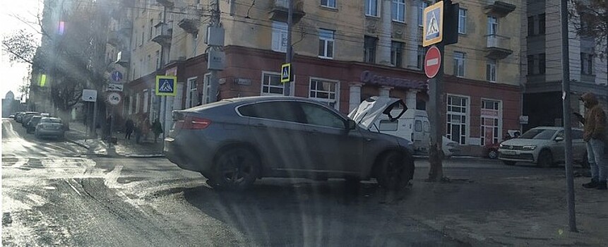 В Саратове водитель BMW протаранил столб