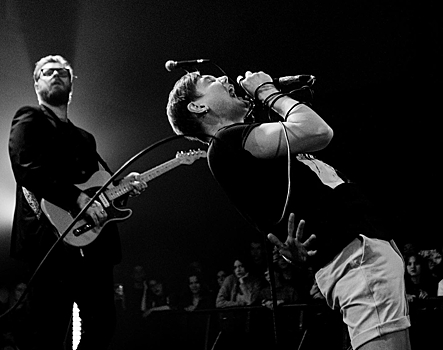 Mash: задержан солист группы «Щенки» после выхода на сцену в одном носке