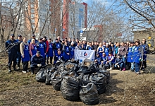 Работники омского водоканала очистили от мусора улицу Булатова