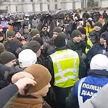 Ультраправые избивают противников фашизма в самом центре Киева – Видео