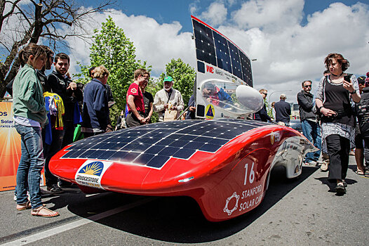 Гонка автомобилей на солнечных батареях началась в Австралии