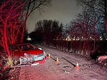 Под Гурьевском пьяная женщина за рулём легковушки врезалась в два дерева, её госпитализировали