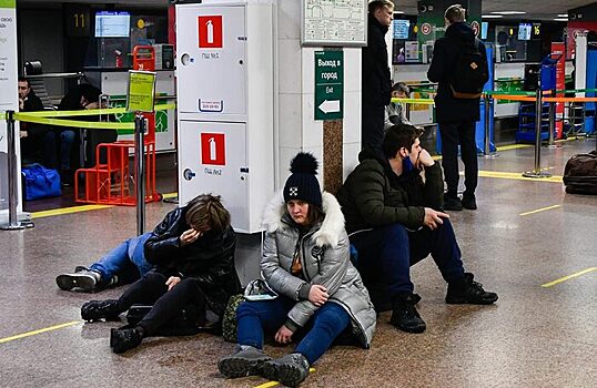 В аэропорту Краснодара из-за снегопада отправку рейсов отложили более чем на сутки