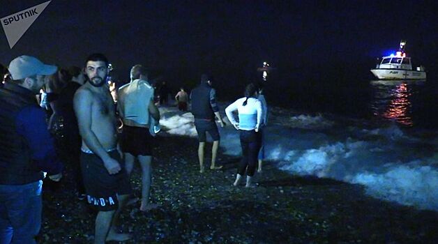 Крещенские купания в Черном море в Батуми - как люди входили в ледяную воду