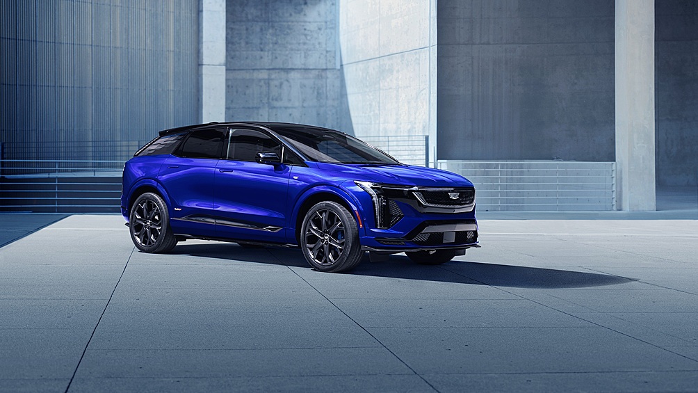Кроссовер Cadillac Optiq-V стал второй «заряженной» электрической моделью марки. Помимо спортивного декора кузова и салона новинка получила 525-сильную двухмоторную силовую установку.