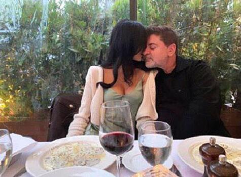 В сети попали фото, как Цекало милуется с молодой женой на дне рождения Дарины