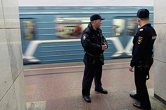 Петербуржцы с нунчаками атаковали поезд метро