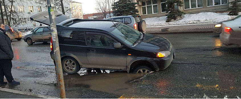 Два автомобиля провалились в асфальт на Советской в Ижевске