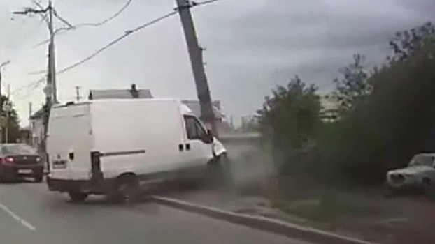 Удар и вспышка: в Екатеринбурге микроавтобус снес фонарный столб