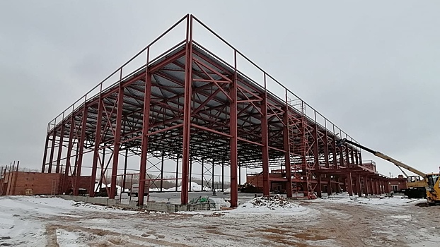 Строители работают над вторым этажом на новой ледовой арене в Вологде