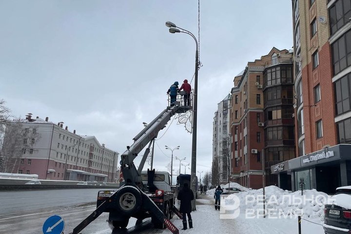 В Казани начали демонтаж праздничных украшений