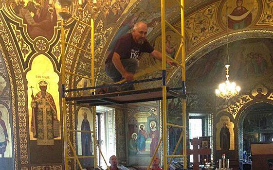 Прихожане помогли священникам в уборке Лефортовского храма