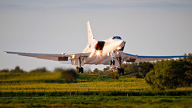Дальний бомбардировщик-ракетоносец Ту-22М3 за 60 секунд
