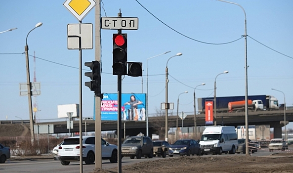 На дорогах Волгограда начали ставить бело-лунные секции светофоров