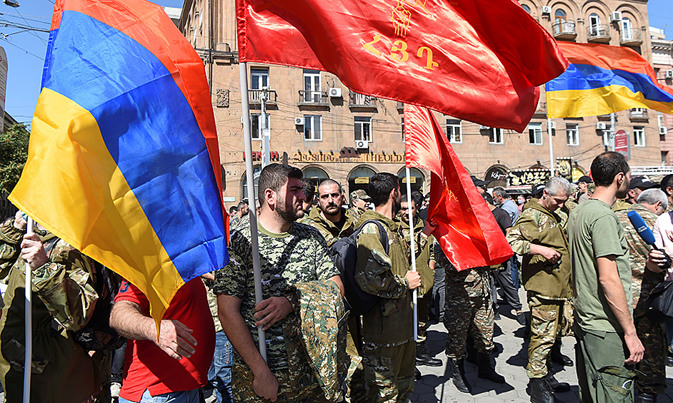 Власти Армении ввели военное положение и объявили о мобилизации резервистов.