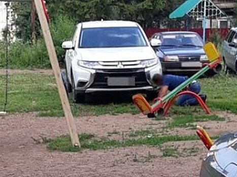 В Уфе автомобиль въехал в качели на детской площадке