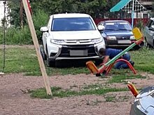 В Уфе автомобиль въехал в качели на детской площадке