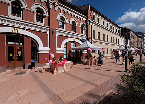 Мужчины пригрозили сжечь кафе в центре Москвы и ударили ножом бармена