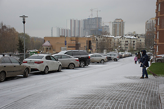Автомобилистов Москвы призвали быть особенно внимательными при парковке из‑за непогоды
