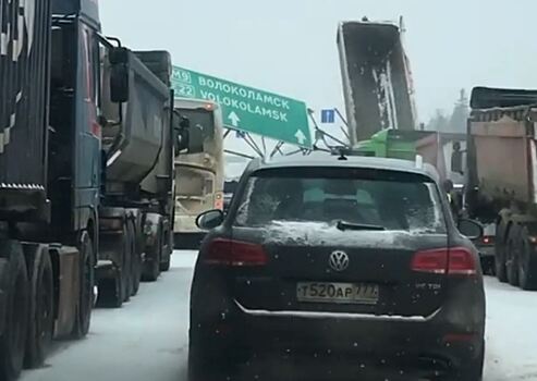 Грузовик снес дорожный указатель на Новорижском шоссе