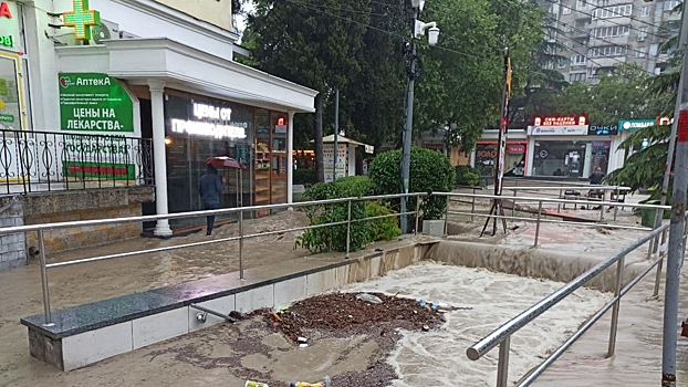 Потоки воды сбивают с ног жителей Ялты