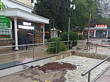 Потоки воды сбивают с ног жителей Ялты